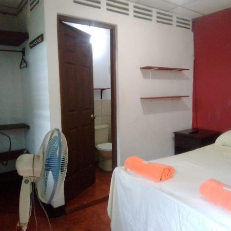 Hostal El Jardin เลออน ภายนอก รูปภาพ