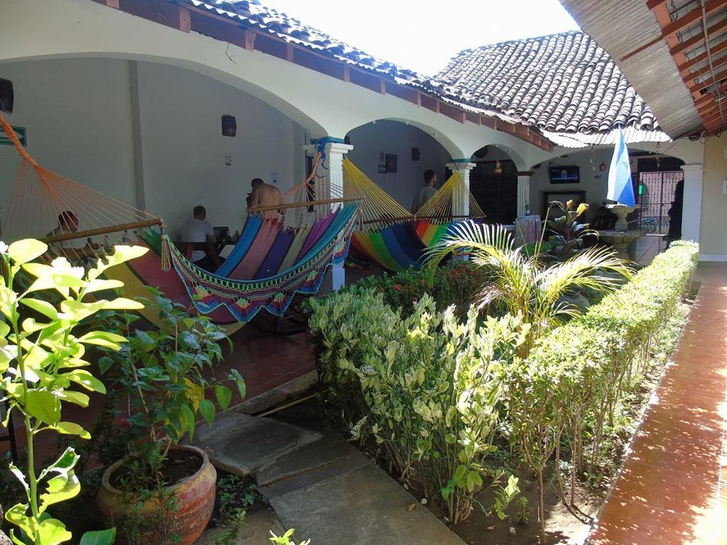 Hostal El Jardin เลออน ภายนอก รูปภาพ